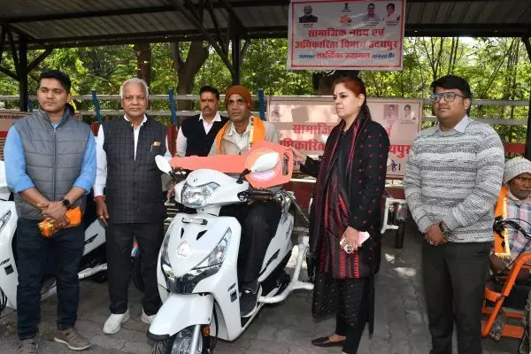 दिव्यांगजनों को मिली स्कूटी, सहायक उपकरणों का वितरण दिव्यांगजनों को मिली स्कूटी, सहायक उपकरणों का वितरण