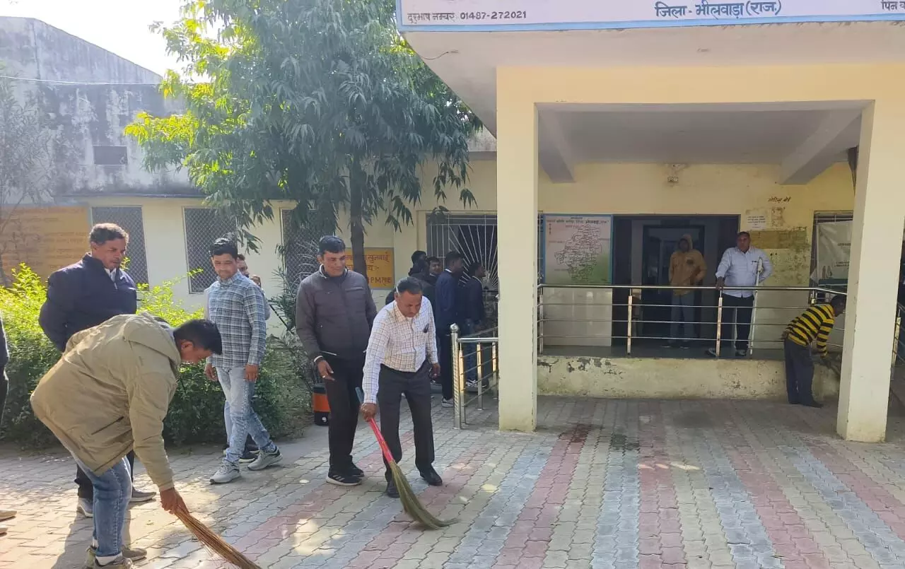 पंचायत समिति में स्वच्छता अभियान, दो वर्ष पूर्ण होने पर अधिकारियों कर्मचारियों ने ली स्वच्छता शपथ पंचायत समिति में स्वच्छता अभियान, दो वर्ष पूर्ण होने पर अधिकारियों कर्मचारियों ने ली स्वच्छता शपथ