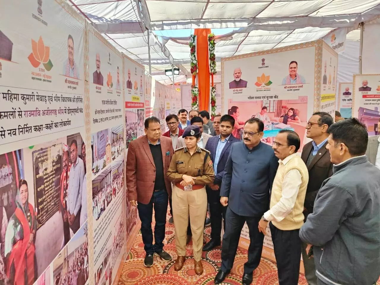 जिला कलक्टर अरुण ने फीता काटकर किया प्रदर्शनी का शुभारंभ जिला कलक्टर अरुण ने फीता काटकर किया प्रदर्शनी का शुभारंभ