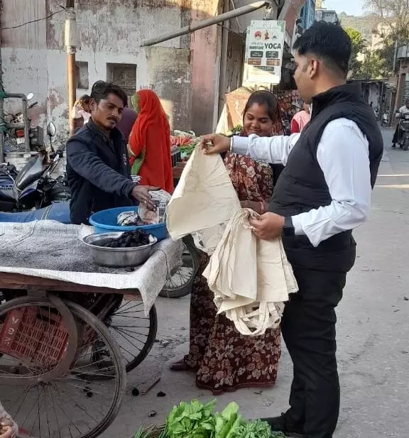 मिशन लाइफ: जागरूकता कार्यक्रम आयोजित, सब्जी मंडी में बाटें कपड़े के बैग मिशन लाइफ: जागरूकता कार्यक्रम आयोजित, सब्जी मंडी में बाटें कपड़े के बैग