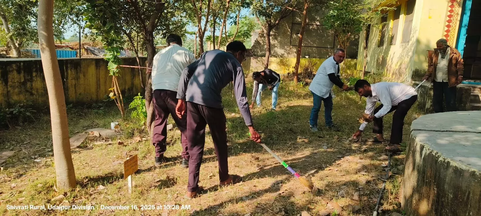 गंगापुर के शिवरती में आयुष्मान केंद्र पर स्वच्छता अभियान चलाया गंगापुर के शिवरती में आयुष्मान केंद्र पर स्वच्छता अभियान चलाया