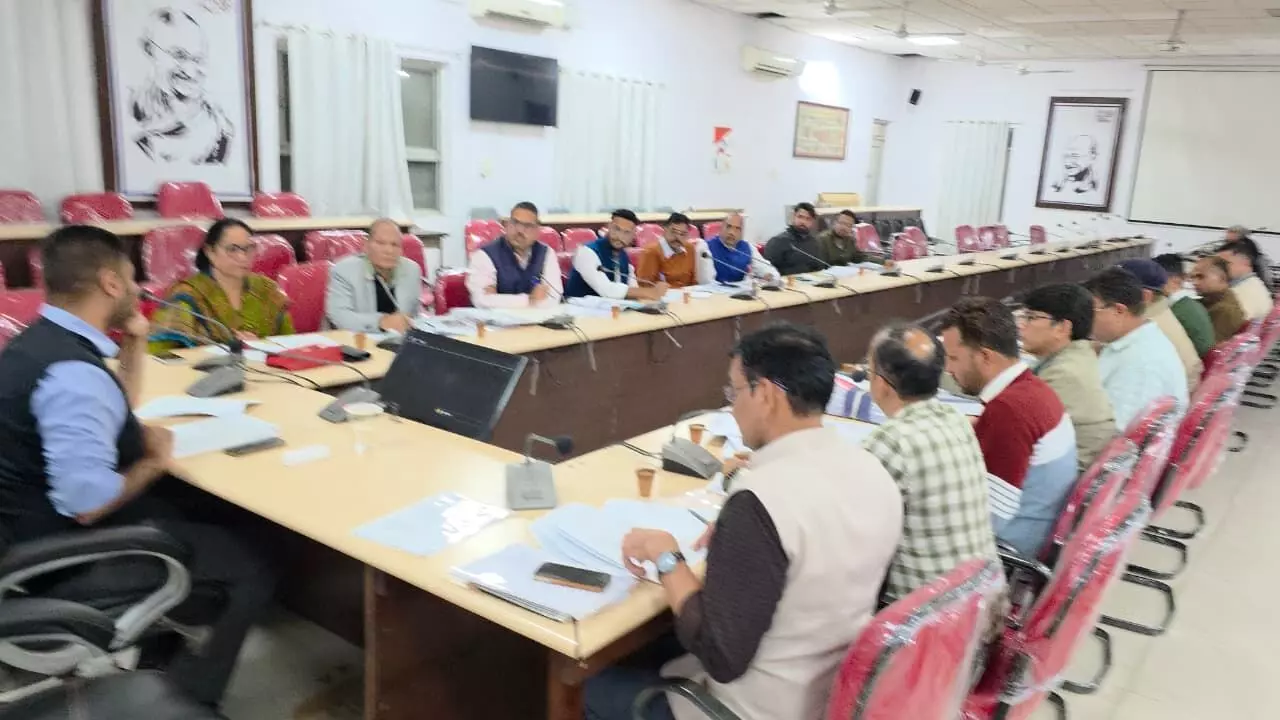 जिला कलक्टर ने यातायात व्यवस्था सुधार को लेकर दिए निर्देश जिला कलक्टर ने यातायात व्यवस्था सुधार को लेकर दिए निर्देश