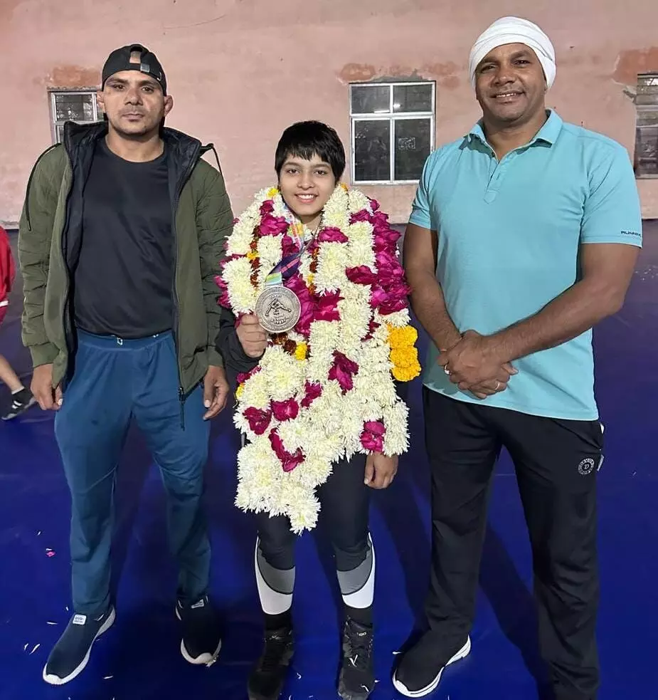 राष्ट्रीय कुश्ती में गोल्ड मेडल जीत कर चारवी बनी गोल्डन गर्ल राष्ट्रीय कुश्ती में गोल्ड मेडल जीत कर चारवी बनी गोल्डन गर्ल