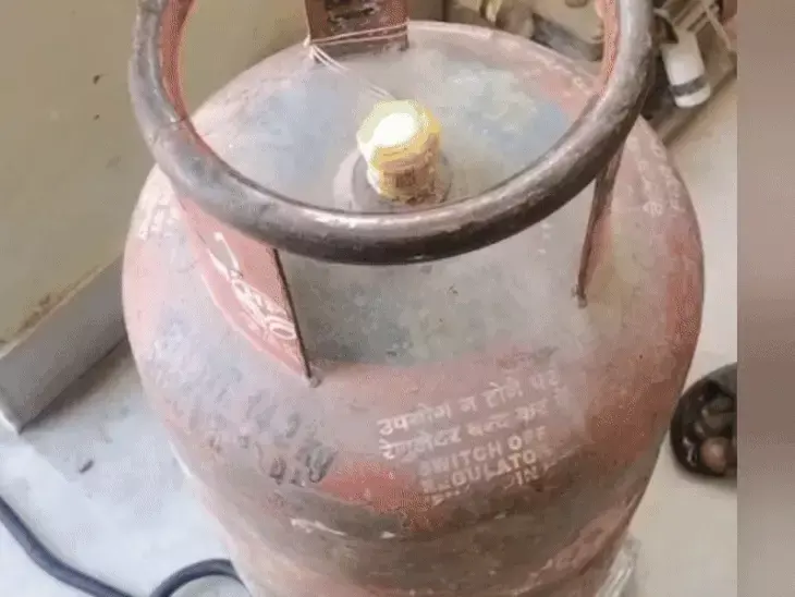हर सिलेंडर से 3 किलो गैस कम निकली,रंगे हांथों पकड़ा