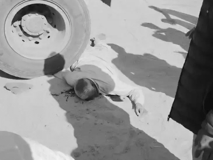 डंपर की टक्कर से सड़क हादसा, दादा की मौत, पोता गंभीर घायल