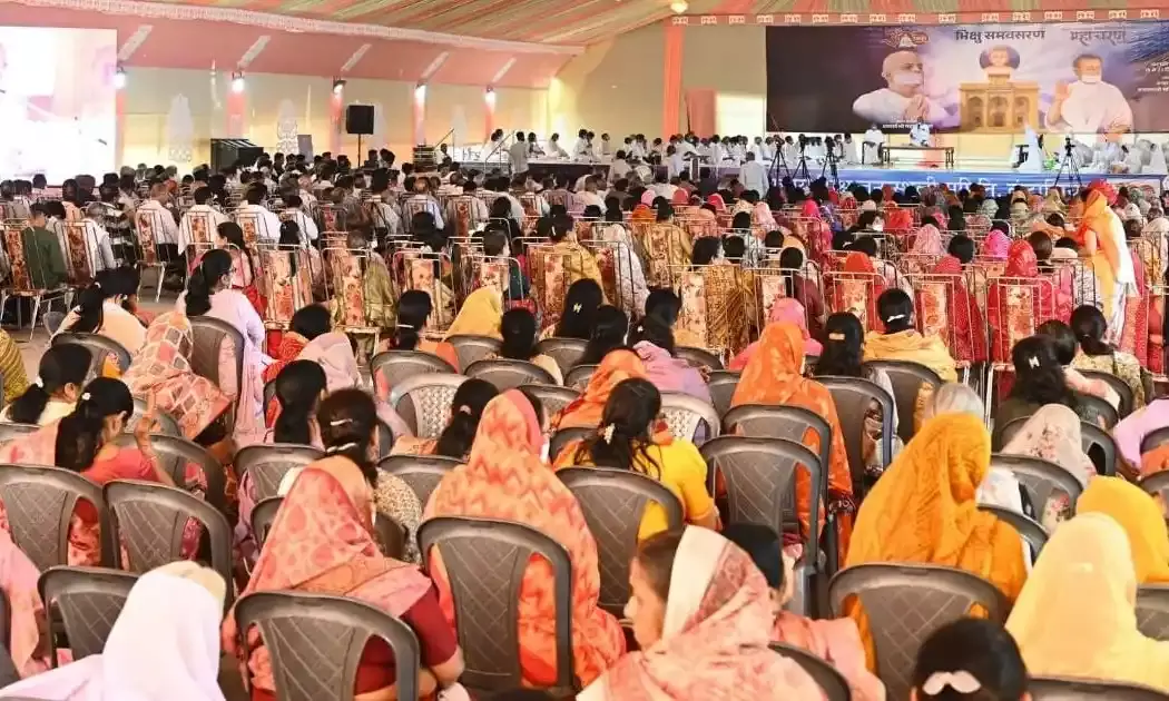 आचार्य भिक्षु त्रि- जन्मशताब्दी के अवसर पर उदयपुर में बिराजित साधु संतों को समर्पित किया भिक्षु साहित्य