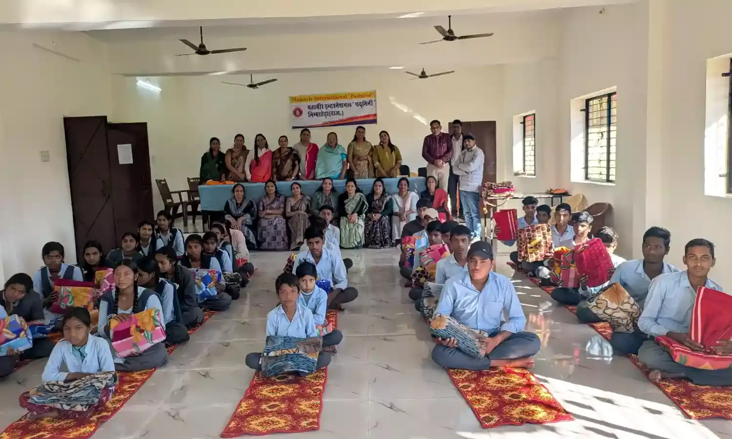 महावीर इंटरनेशनल पद्मिनी द्वारा जरूरतमंद विद्यार्थियों को कंबल वितरण