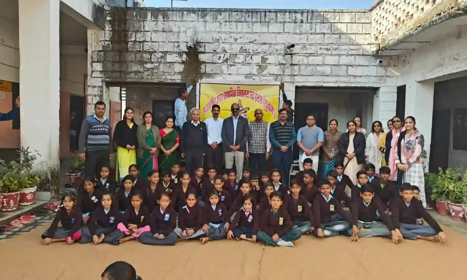 सर्दी से बचाव हेतु 209 विद्यार्थियों को स्वेटर वितरित किए