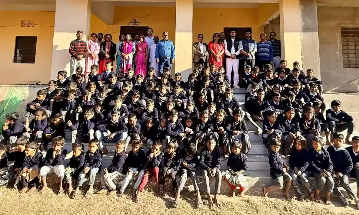 111 विद्यार्थियों को स्वेटर वितरित एवं सत्संग कार्यक्रम का आयोजन