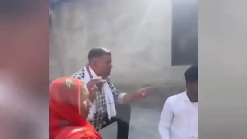 एनजीओ के नाम पर घर में घुसे दो युवक, ग्रामीणों ने पकड़कर पीटा