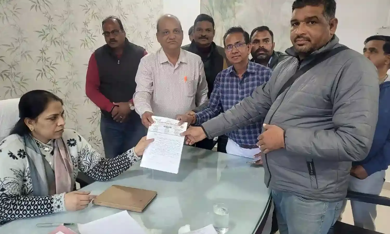 शिक्षक संघ ने बीएलओ और सुपरवाइजर को राहत दिलाने हेतु अतिरिक्त जिला कलेक्टर को ज्ञापन सौंपा