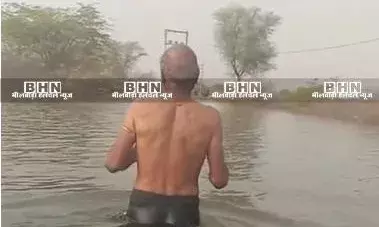 टंकी में पानी सप्लाई के लिए नलकर्मी को तीन फीट गहरे पानी में सर्दी व बरसात में उठानी पड़ती हैं भारी परेशानी