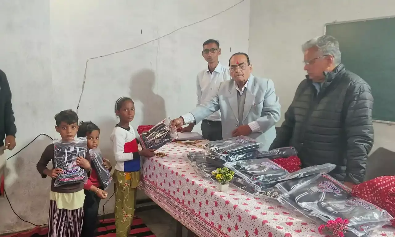 विद्यार्थियों को स्वेटर वितरित किए