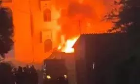 सूरत की केमिकल फैक्ट्री में भीषण आग, 10 दमकल गाड़ियां मौके पर पहुंचीं