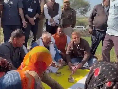 मनरेगा कार्यस्थल पर मंत्री मदन दिलावर का अनोखा संवाद, महिलाओं संग जमीन पर बैठकर किया भोजन मनरेगा कार्यस्थल पर मंत्री मदन दिलावर का अनोखा संवाद, महिलाओं संग जमीन पर बैठकर किया भोजन