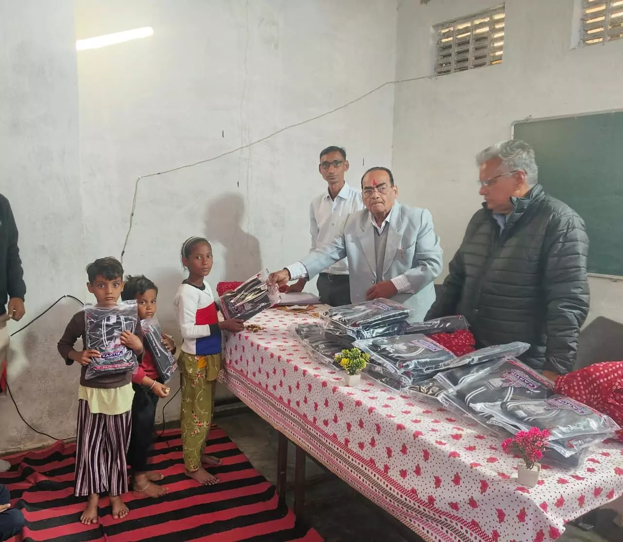 विद्यार्थियों को स्वेटर वितरित किए विद्यार्थियों को स्वेटर वितरित किए