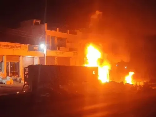 अजमेर हाईवे पर चावल से भरा ट्रक पलटा, चालक खलासी   को बचाते ही आग लगी