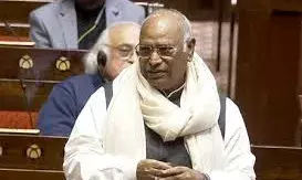 विपक्ष ने संसद परिसर में किया विरोध मार्च, खरगे का ऐलान- बिल के खिलाफ करेंगे संसद से सड़क तक संघर्ष विपक्ष ने संसद परिसर में किया विरोध मार्च, खरगे का ऐलान- बिल के खिलाफ करेंगे संसद से सड़क तक संघर्ष