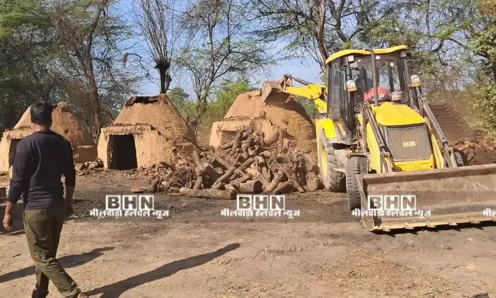 अवैध कोयला भट्टियों पर प्रशासन की बड़ी कार्रवाई, बुलडोजर से 12 भट्टियां ध्वस्त