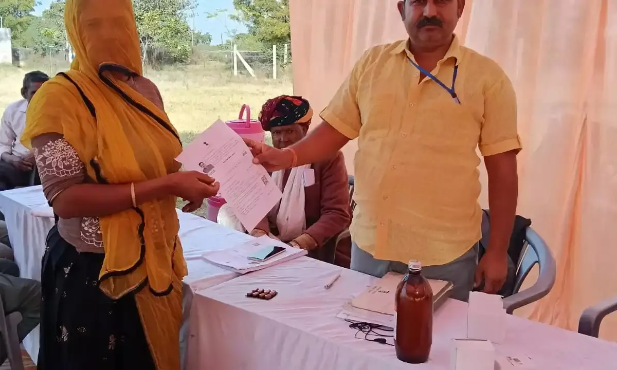 शिविर में विकास अधिकारी ने शिक्षा कर्मचारियों को फटकारते हुए वेशभूषा सुधारने का निर्देश दिया