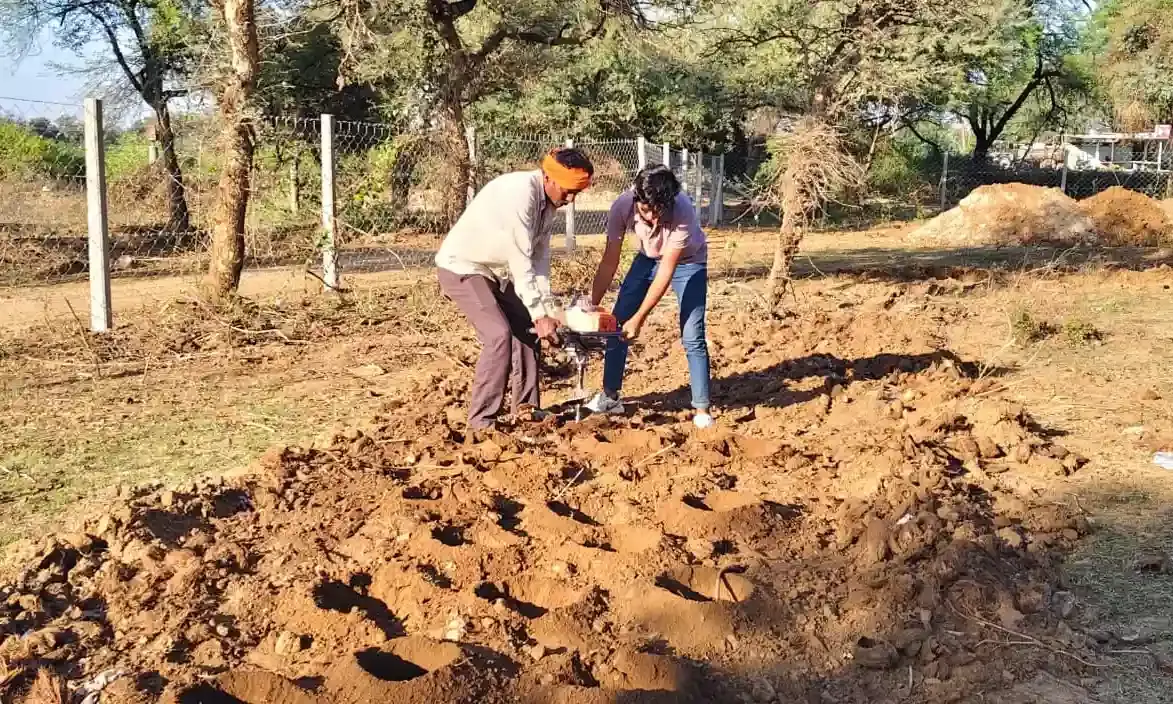 भीलवाड़ा में पर्यावरण संरक्षण की अनूठी पहल, बजरी लीज धारक द्वारा 21 हजार पौधों का रोपण शुरू