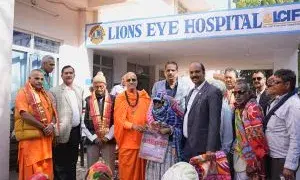 सर्दी से बचाव के लिए रोगियों को कम्बल वितरित सर्दी से बचाव के लिए रोगियों को कम्बल वितरित