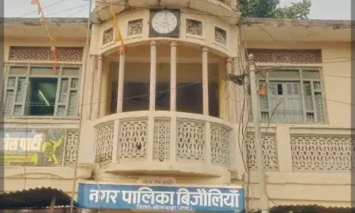 गुणवत्ताविहीन और खराब सड़क निर्माण को लेकर नगर पालिका ने ठेकेदार को थमाया नोटिस गुणवत्ताविहीन और खराब सड़क निर्माण को लेकर नगर पालिका ने ठेकेदार को थमाया नोटिस