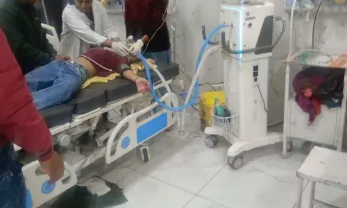 सड़क पर अचेत पड़ी दो बहनों की गौसेवकों ने बचाई जान, हालत गंभीर सड़क पर अचेत पड़ी दो बहनों की गौसेवकों ने बचाई जान, हालत गंभीर