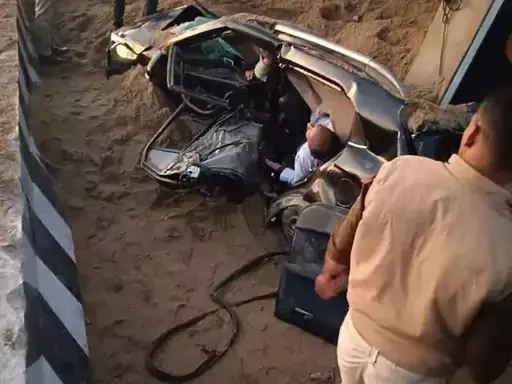 बजरी से भरा डंपर कार पर पलटा, चार की मौत एक गंभीर