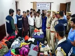 उदयपुर में होटल में चल रहे अवैध देह व्यापार का भंडाफोड़, 39 युवक युवतियां हिरासत में उदयपुर में होटल में चल रहे अवैध देह व्यापार का भंडाफोड़, 39 युवक युवतियां हिरासत में