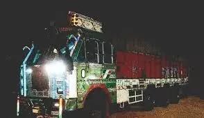 जयपुर दौसा और लालसोट वन विभाग की संयुक्त कार्रवाई, पीछा कर प्रतिबंधित लकड़ी से भरा ट्रक पकड़ा जयपुर दौसा और लालसोट वन विभाग की संयुक्त कार्रवाई, पीछा कर प्रतिबंधित लकड़ी से भरा ट्रक पकड़ा