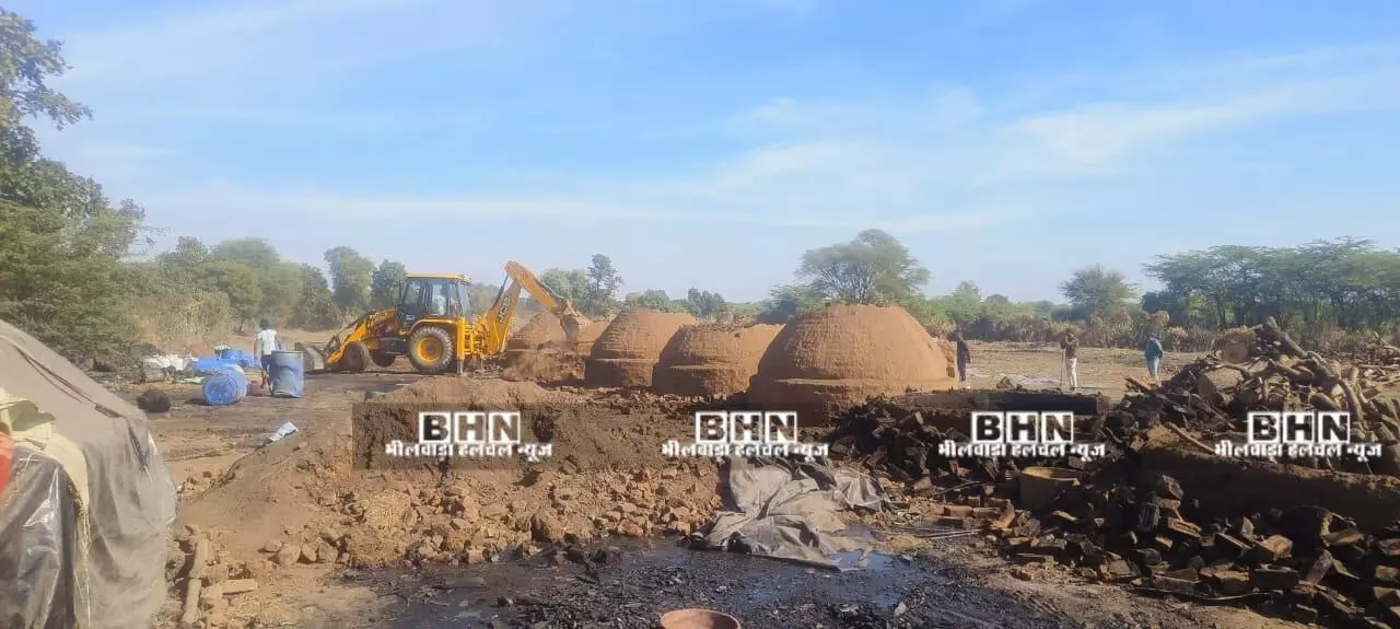 मांडल क्षेत्र में अवैध कोयले की 200 से ज्यादा भट्ठियां पर चला बुलडोजर मांडल क्षेत्र में अवैध कोयले की 200 से ज्यादा भट्ठियां पर चला बुलडोजर