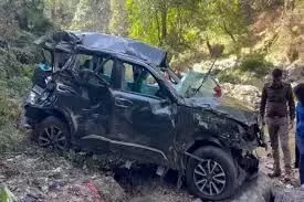 कैंची धाम के पास श्रद्धालुओं की स्कॉर्पियो खाई में गिरी, 3 की मौत और 6 घायल कैंची धाम के पास श्रद्धालुओं की स्कॉर्पियो खाई में गिरी, 3 की मौत और 6 घायल