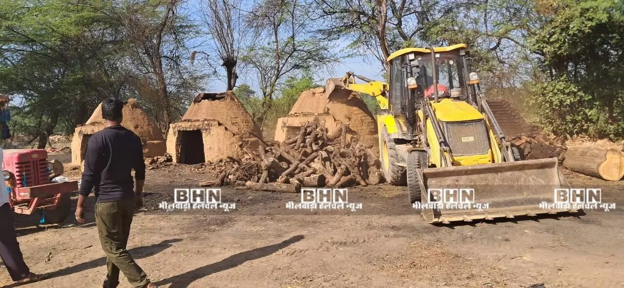 अवैध कोयला भट्टियों पर प्रशासन की बड़ी कार्रवाई, बुलडोजर से 12 भट्टियां ध्वस्त अवैध कोयला भट्टियों पर प्रशासन की बड़ी कार्रवाई, बुलडोजर से 12 भट्टियां ध्वस्त
