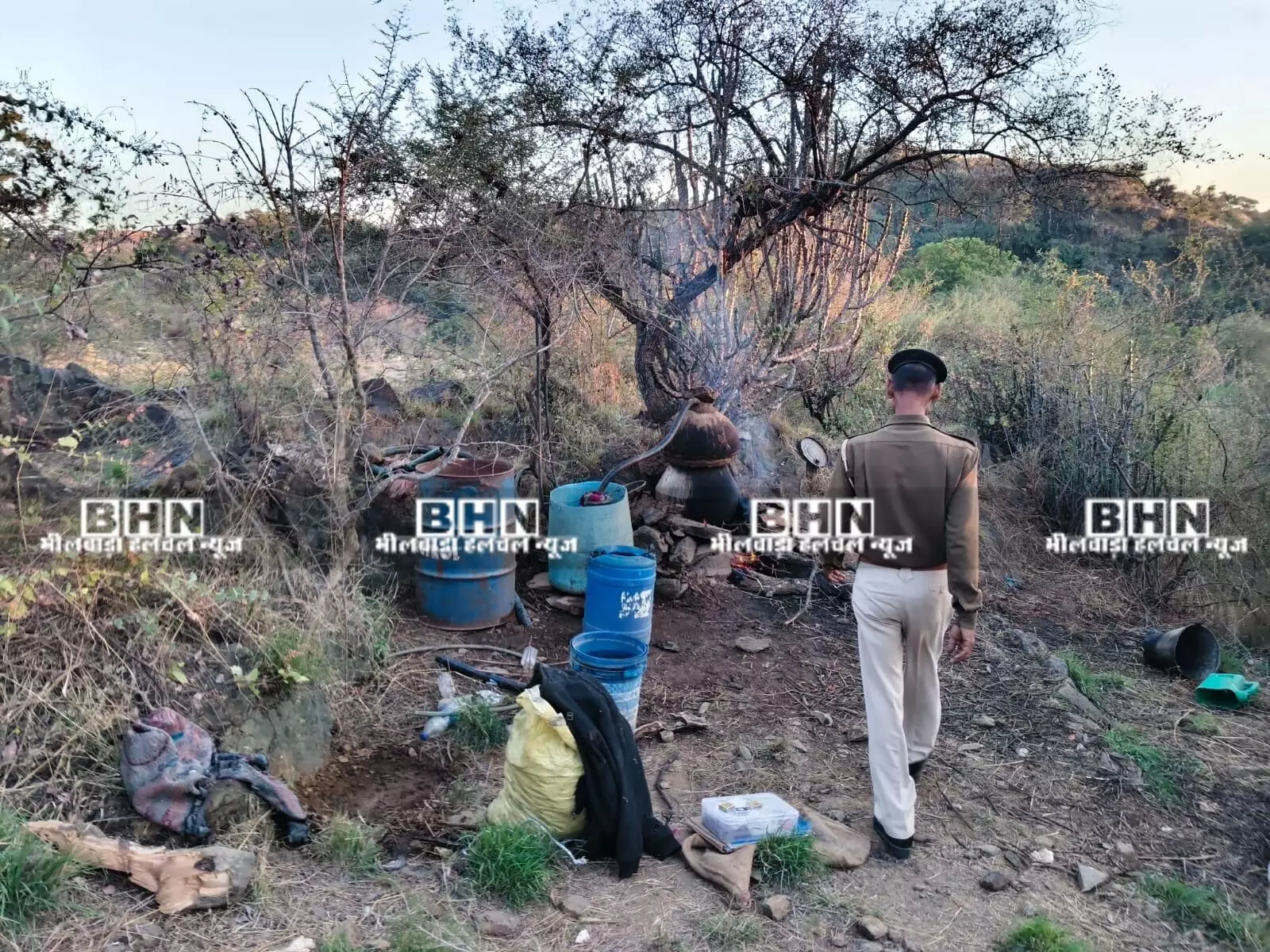 विशेष निरोधात्मक अभियान: अवैध मदिरा पर कार्रवाई, हजारों लीटर वॉश नष्ट विशेष निरोधात्मक अभियान: अवैध मदिरा पर कार्रवाई, हजारों लीटर वॉश नष्ट