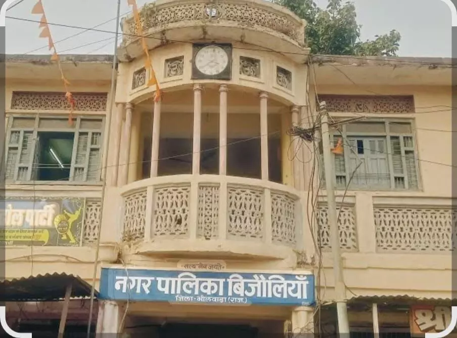 गुणवत्ताविहीन और खराब सड़क निर्माण को लेकर नगर पालिका ने ठेकेदार को थमाया नोटिस गुणवत्ताविहीन और खराब सड़क निर्माण को लेकर नगर पालिका ने ठेकेदार को थमाया नोटिस