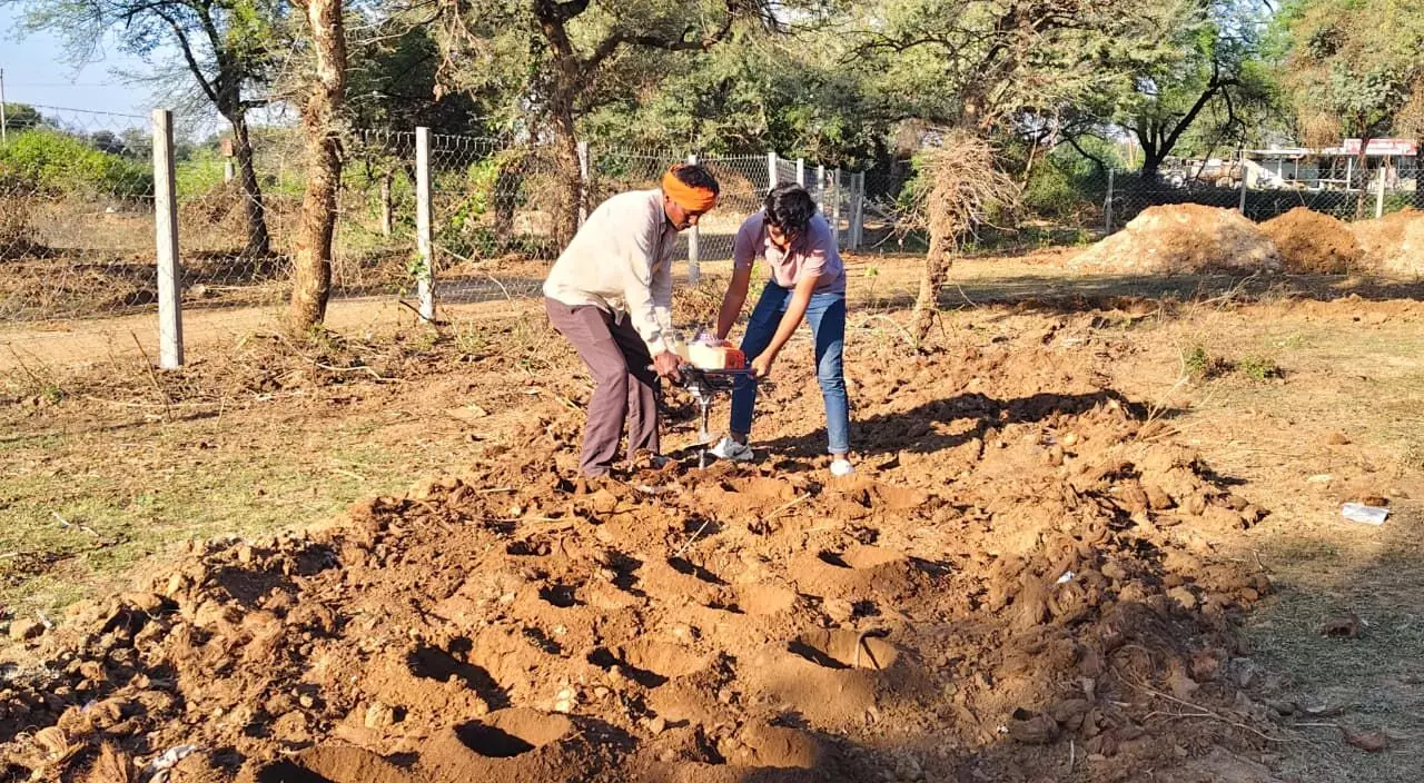 भीलवाड़ा में पर्यावरण संरक्षण की अनूठी पहल, बजरी लीज धारक द्वारा 21 हजार पौधों का रोपण शुरू भीलवाड़ा में पर्यावरण संरक्षण की अनूठी पहल, बजरी लीज धारक द्वारा 21 हजार पौधों का रोपण शुरू