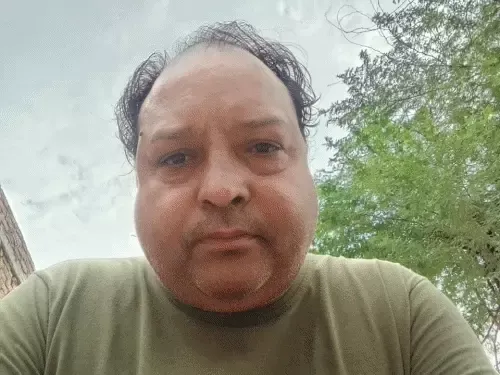 फैक्ट्री जाते समय मजदूर की तबीयत बिगड़ने से मौत, मुआवजे की मांग पर गेट पर प्रदर्शन