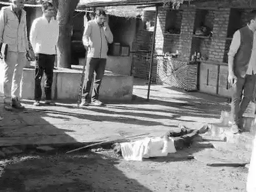 महिला ने कुल्हाड़ी से पति की गर्दन काटी, हत्या के बाद  खुद कुएं में कूदी, ग्रामीणों ने रस्सी से बाहर निकाला