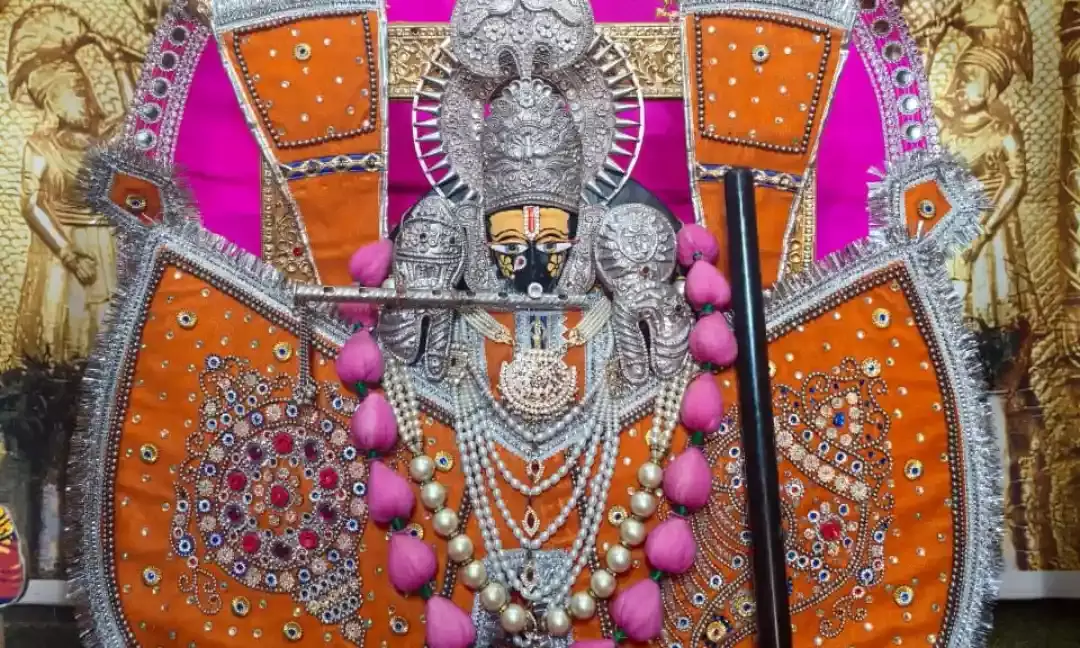 सांवरिया सेठ मंदिर में अमावस्या महोत्सव की धूम, शिखर पर फहराई ध्वजा; भजनों पर झूमे श्रद्धालु