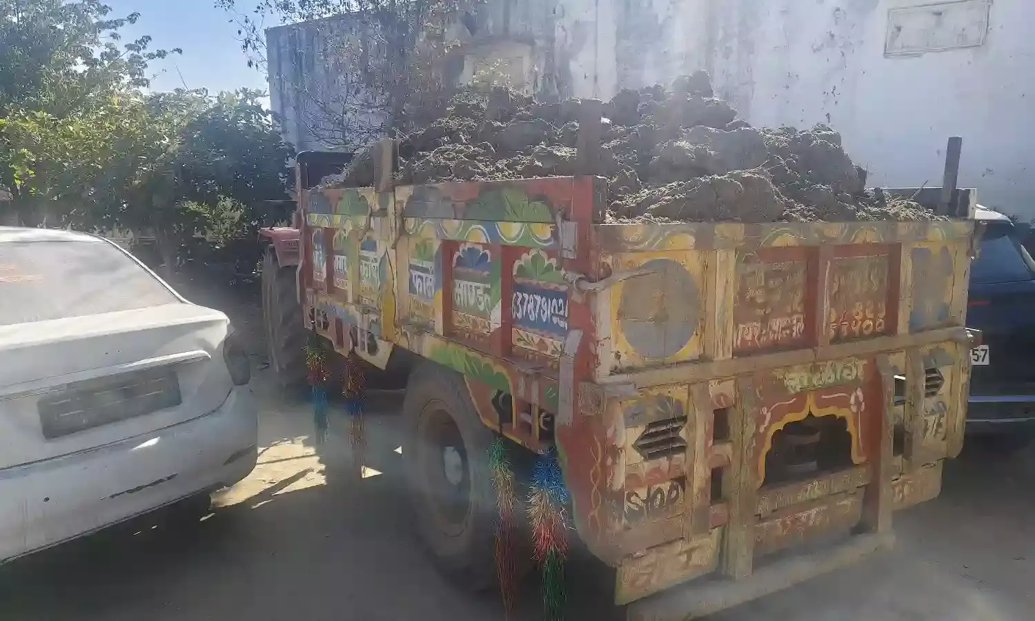 तालाब से मिट्टी परिवहन करते ट्रैक्टर ट्राली पकड़ी