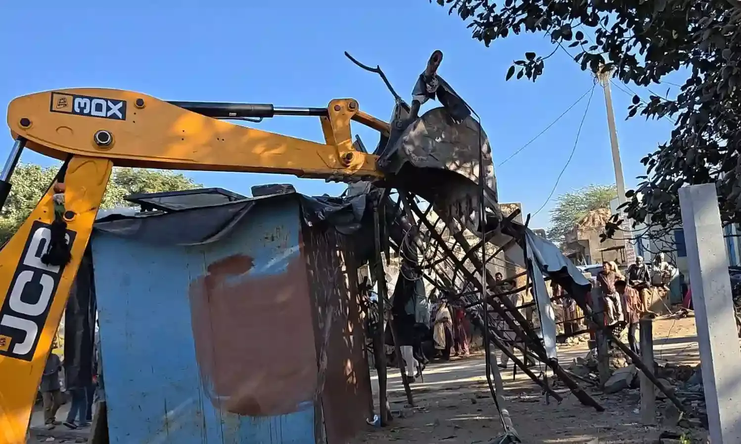 रायला में अनुपसागर तालाब की पाल से हटाया अतिक्रमण