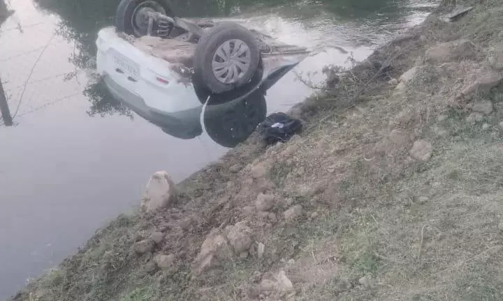 मांडल में तेज रफ्तार कार नहर में गिरी, सभी सवार सुरक्षित मांडल में तेज रफ्तार कार नहर में गिरी, सभी सवार सुरक्षित