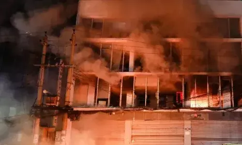 बांग्लादेश छात्र आंदोलन के नेता शरीफ उस्मान हादी की गोली मार हत्या , देश में फिर भड़की हिंसा बांग्लादेश छात्र आंदोलन के नेता शरीफ उस्मान हादी की गोली मार हत्या , देश में फिर भड़की हिंसा