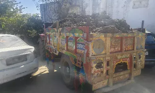 तालाब से मिट्टी परिवहन करते ट्रैक्टर ट्राली पकड़ी तालाब से मिट्टी परिवहन करते ट्रैक्टर ट्राली पकड़ी