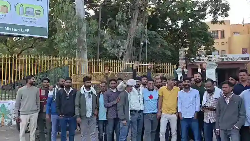 भीलवाड़ा: कम वेतन और बढ़ते काम के बोझ से परेशान टावर कर्मियों ने उठाई आवाज़, कलेक्टर से लगाई गुहार भीलवाड़ा: कम वेतन और बढ़ते काम के बोझ से परेशान टावर कर्मियों ने उठाई आवाज़, कलेक्टर से लगाई गुहार