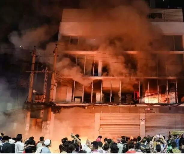 बांग्लादेश छात्र आंदोलन के नेता शरीफ उस्मान हादी की गोली मार हत्या , देश में फिर भड़की हिंसा बांग्लादेश छात्र आंदोलन के नेता शरीफ उस्मान हादी की गोली मार हत्या , देश में फिर भड़की हिंसा