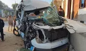 अलवर में सड़क हादसा, मिनी बस चालक की मौत, ट्रैक्टर चालक फरार अलवर में सड़क हादसा, मिनी बस चालक की मौत, ट्रैक्टर चालक फरार