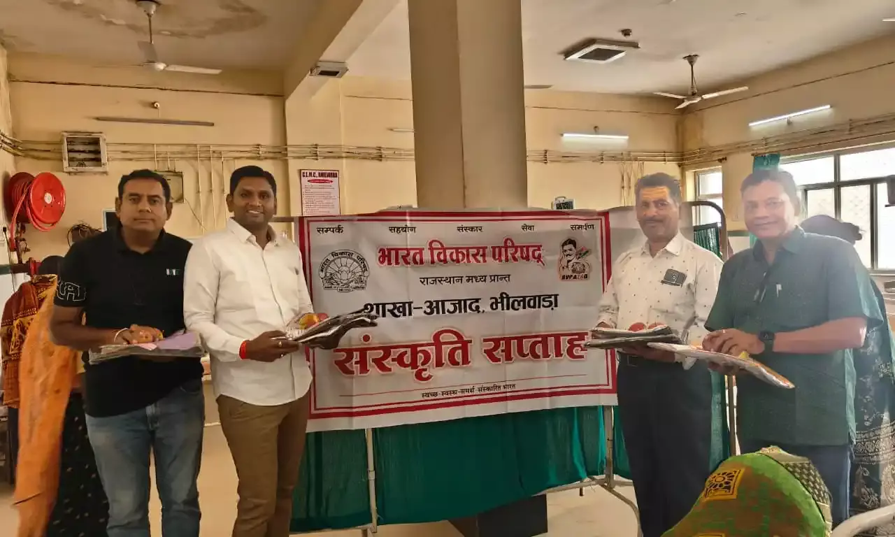 महात्मा गांधी चिकित्सालय में फल और बेबी किट वितरित