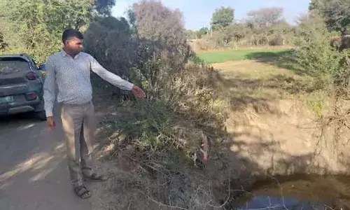 आसींद में कुएं में समाती सड़क, प्रशासन की अनदेखी से बढ़ा हादसे का खतरा आसींद में कुएं में समाती सड़क, प्रशासन की अनदेखी से बढ़ा हादसे का खतरा